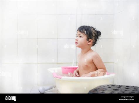 los niños baño de ducha asia chico chica tomando un baño jugando