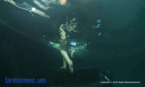 Brunette Gives A Good Underwater Blowjob In The Mask