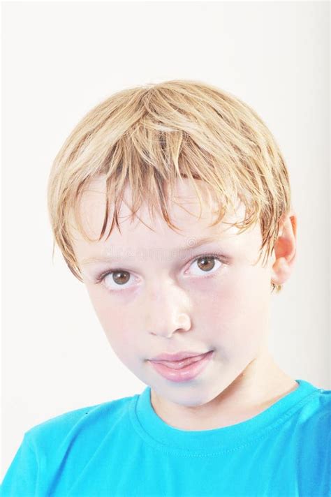 portret van een jonge jongen stock foto image  leuk blond