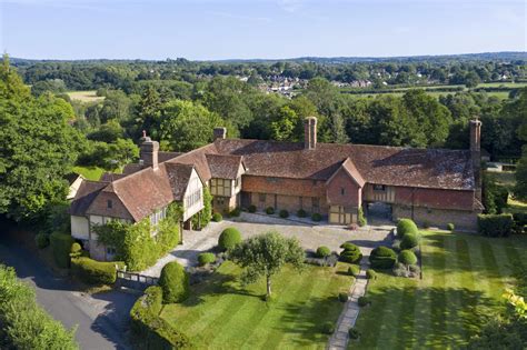 century medieval manor house  frequented  kings  courtiers  moved