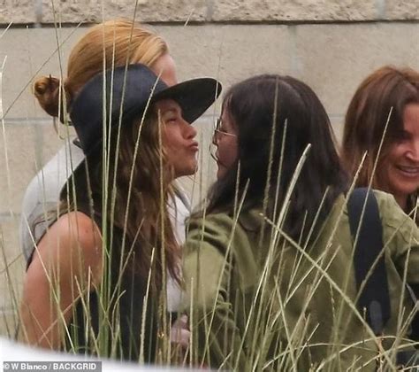 Jennifer Aniston And Courteney Cox Share A Friendly Kiss As They Arrive