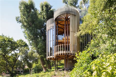 playful contemporary treehouse designed   shape   tree modern met
