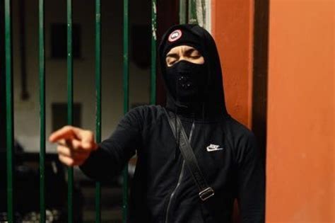 chi è neima ezza il rapper milanese del video che ha provocato scontri