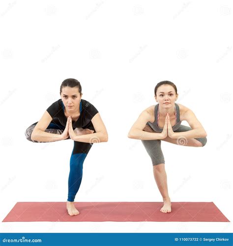 Deux Jeunes Filles Faisant Le Yoga Photo Stock Image Du Harmonie