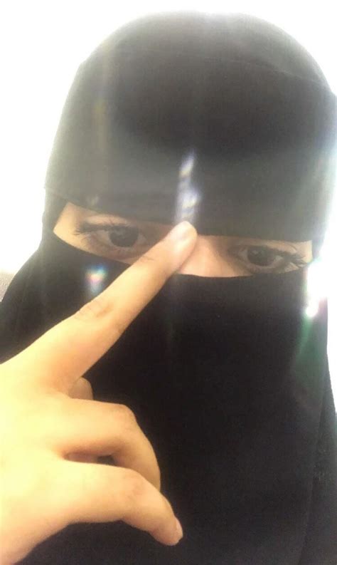 Saudi Girl Compares Pics With And Without A Niqab To Celebrate Being