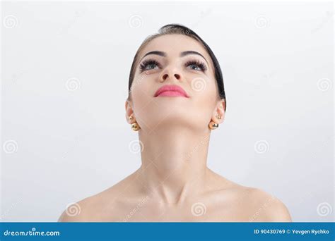 retrato dianteiro  pescoco femea  fim cinzento  fundo acima menina  pele limpa