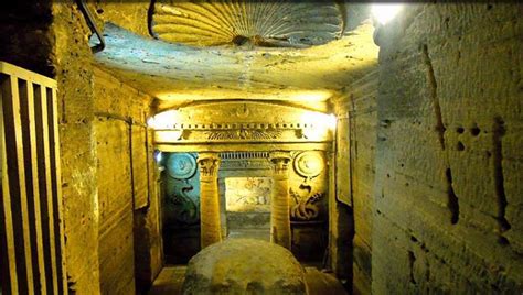 catacombs  kom el shoqafa largest roman burial site  egypt