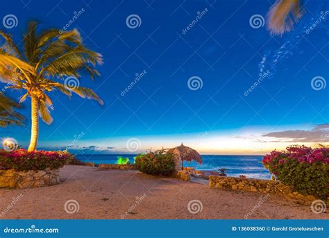 curacao nederland januari   weergeven van het landschap bij zonsondergang  playa