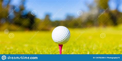 golfbal op een  stuk bij een golfcursus stock foto image  vaarweg ballen