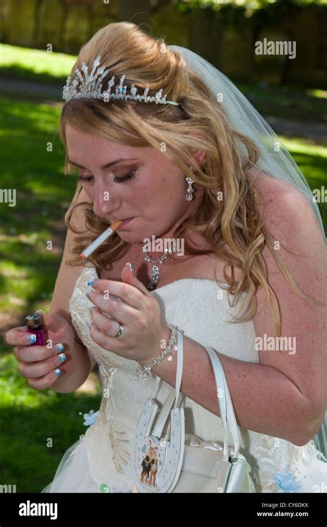 Model Released Braut Rauchen Einer Zigarette Bei Der Hochzeit