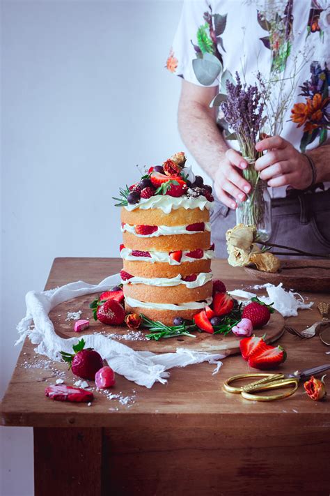 Naked Tower Cake With Fresh Berries Historias Del Ciervo By Julian Angel