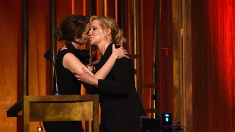 Tina Fey Amy Schumer Kiss On Stage At Peabody Awards