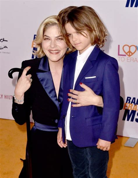 Selma Blair Says My Dream Is To Be A Useful Mom As She S Honored At