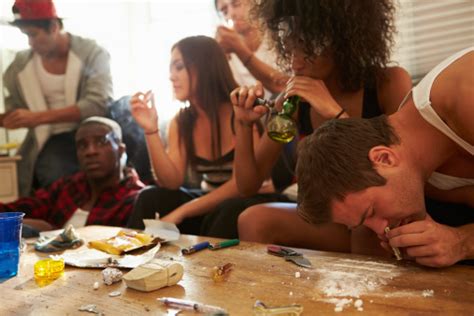 Gang Of Young People Taking Drugs Stok Fotoğraflar And Abd‘nin Daha Fazla