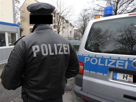 Sex Skandal Bei Der Polizei Polizeibeamter Fesselt Bedroht Und Würgt