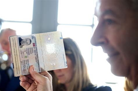 dit zijn de machtigste paspoorten ter wereld de nieuwe nummer  komt niet uit europa