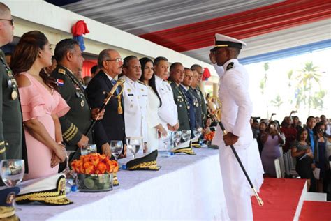 presidente medina encabeza graduación de 17 oficiales de la academia naval