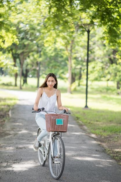 Chica Asiática Morena Paseo En Bicicleta En El Parque Foto Premium