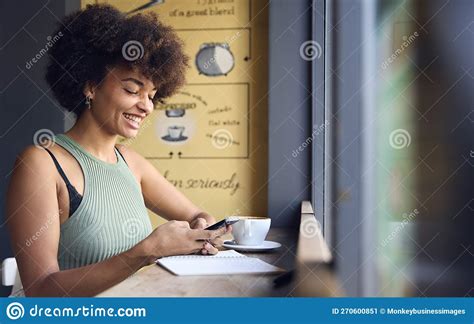 cliente  sexo feminino na janela da cafeteria trabalhando   usando  telefone celular