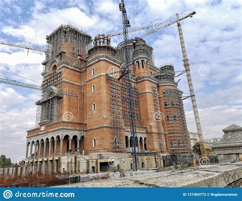 de roemeense kathedraal van de mensen   aanbouw redding redactionele fotografie image