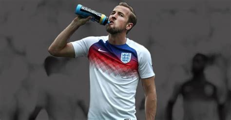 Pemain Bola Di Piala Dunia Sering Meludahkan Minumannya Ini Alasannya