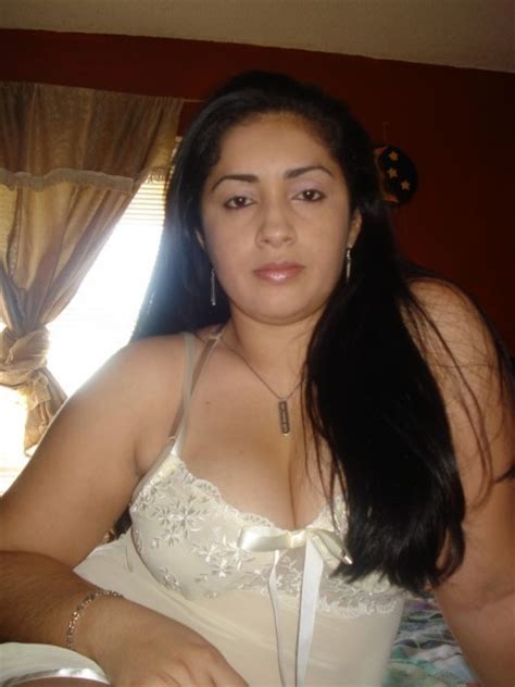 beautiful deep cleavage of desi spicy aunty in nighty