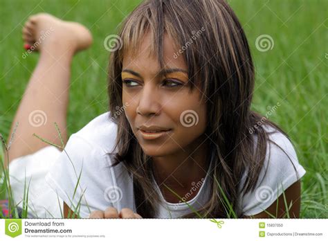 Femme Dans Un Domaine Herbeux 1 Photo Stock Image Du