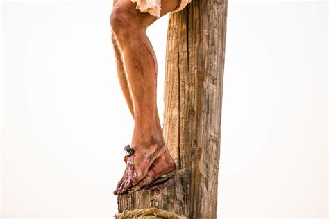 pies de cristo en la cruz