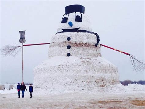minnesota farmer builds  foot snowman