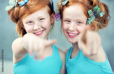 Portrait Of Two Cheerful Redhead Twins 이 스톡 사진 구입 및 Adobe Stock에서 유사한