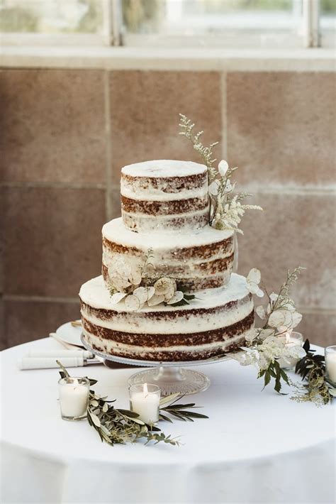 lightly frosted cake with leaf details the best christmas wedding