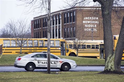 dertienjarige schiet zichzelf dood op school in ohio het