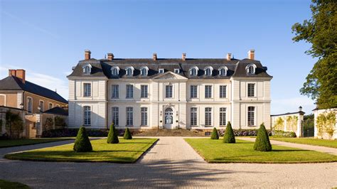 renovated french chateau unites  world      york times