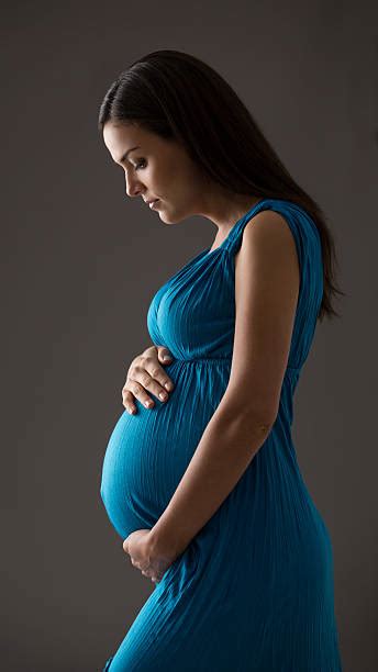 6 700 Mujer Embarazada En Perfil Fotografías De Stock Fotos E