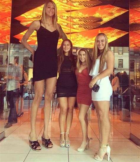 23 Tall Women Who Dwarf Everyone Around Them Wow Gallery Ebaums World