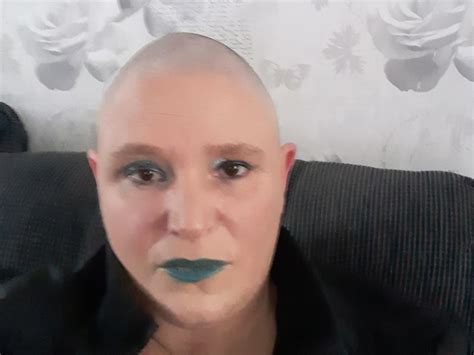 garforth woman shaves head to raise £1 000 for macmillan cancer support