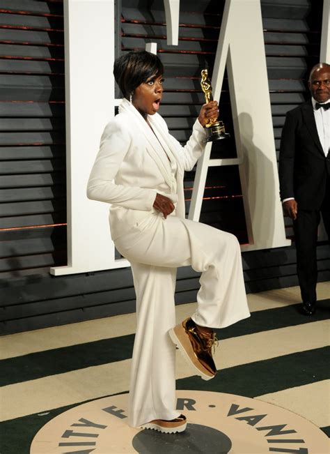 See She Can T Stop Posing Viola Davis Wearing Sneakers At The Oscars