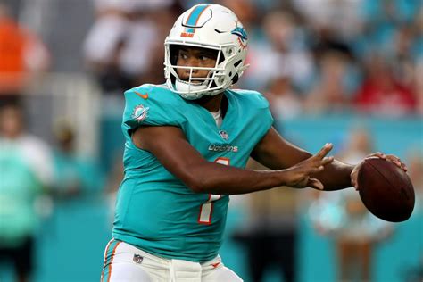 tua tagovailoa injury update dolphins mike mcdaniel wont commit