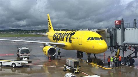 breastfeeding houston mom says spirit airlines kicked her