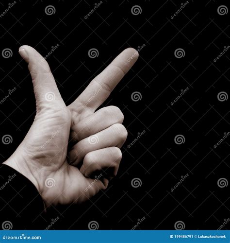 hand op zwarte achtergrond met nummer twee  vingers tellen tweemaal stock afbeelding