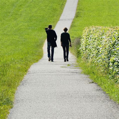 zwei menschen spaziergang meeting natur dennis stolze