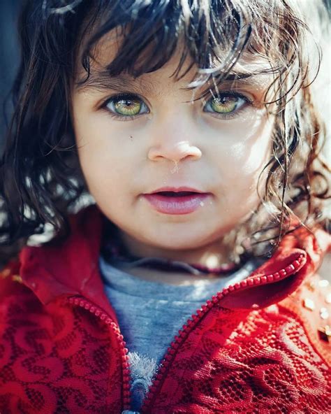 fotografo captura la belleza de los ojos de ninos  brillan como gema