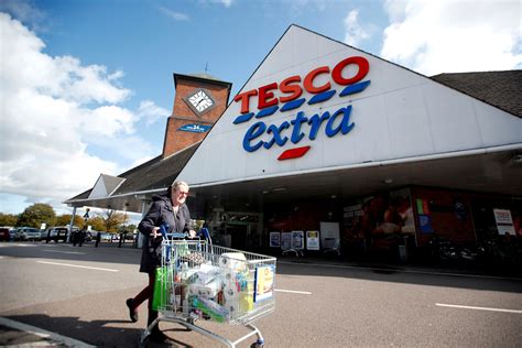britse supermarktketen slaat aan het hamsteren en waarschuwt voor prijsstijgingen door brexit