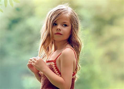 jarig russisch meisje wordt mooiste kind ter wereld genoemd nu wil elke fotograaf haar