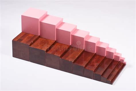 lernmittel montessori brown treppe und rosa turm stockbild bild von