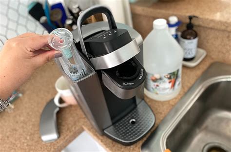 clean  keurig coffee maker  vinegar hipsave