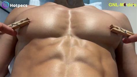Большой азиатский мускулистый мужчина получает горячий секс с массажем