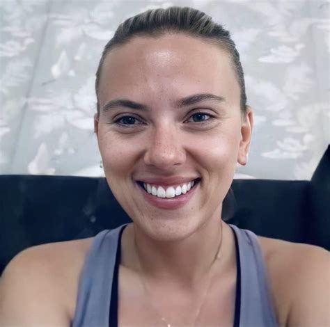 Scarlett Johansson Taking A Photograph Without Makeup 2020 Pics