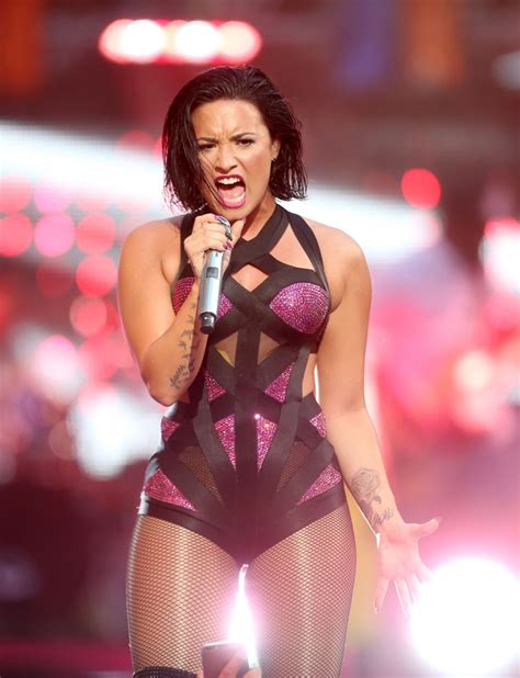 demi lovato at mtv video music awards 2015 in los angeles