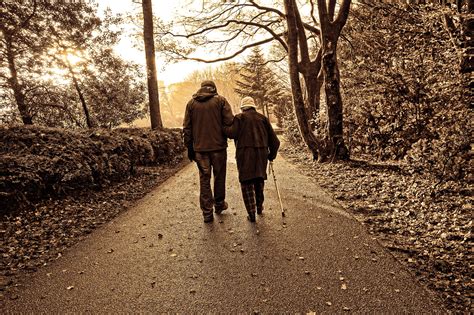 slow walking speed  older people    dementia red flag